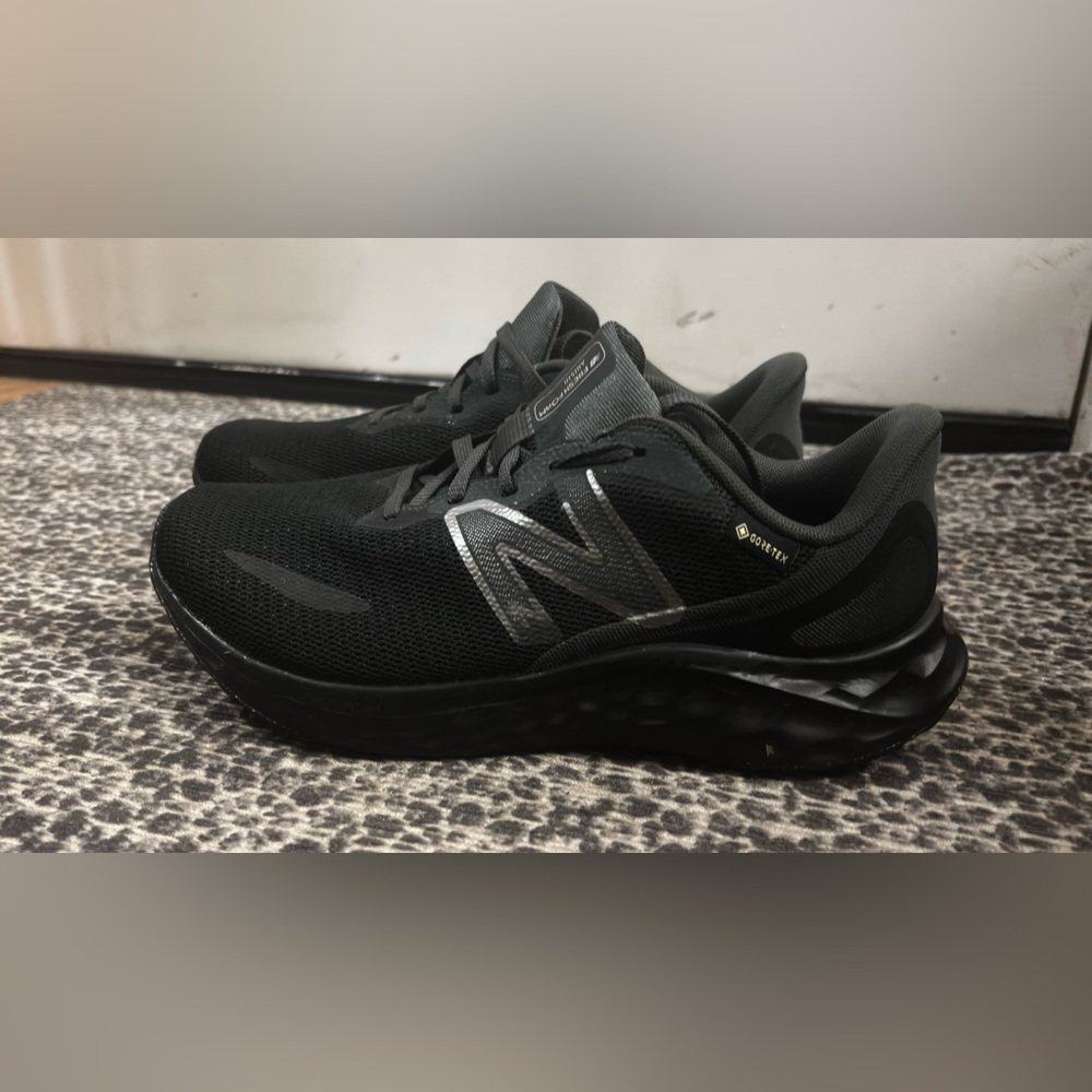 New Balance Black Athletic Running Shoes - Women’s 8.5 - Picture 6 of 15